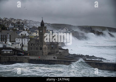 Porthleven, Cornwall, Regno Unito. 02Nov, 2019. Porthleven, Cornwall. 2 Nov 2019. Regno Unito: Meteo Porthleven Cornwall martoriata dalla tempesta grandi onde smash le scogliere e la torre dell Orologio Credito: kathleen bianco/Alamy Live News Foto Stock