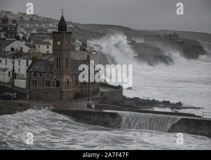 Porthleven, Cornwall, Regno Unito. 02Nov, 2019. Porthleven, Cornwall. 2 Nov 2019. Regno Unito: Meteo Porthleven Cornwall martoriata dalla tempesta grandi onde smash le scogliere e la torre dell Orologio Credito: kathleen bianco/Alamy Live News Foto Stock