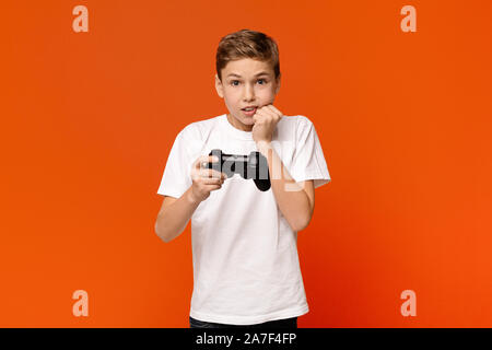 Sistema nervoso teen boy con joystick per giocare con i videogiochi Foto Stock