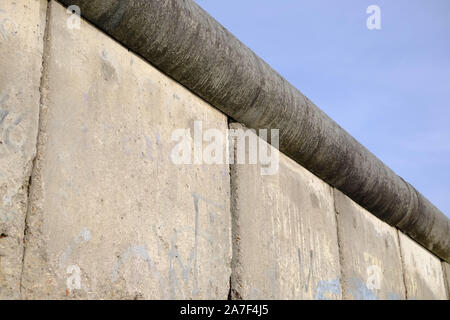 Berlin, Berlin, Germania. 1 Nov, 2019. Parte del restante 200 metri del muro di Berlino a NiederkirchnerstraÃŸe nel centro di Berlino. Il muro di Berlino era enorme complesso di confine e divenne un simbolo internazionale della divisione della Germania dopo la Seconda Guerra Mondiale e della guerra fredda tra Est e Ovest. Novembre 9, 2019 segnerà il trentesimo anniversario della pacifica 'fall'' della parete il 9 novembre 1989. Credito: Jan Scheunert/ZUMA filo/Alamy Live News Foto Stock