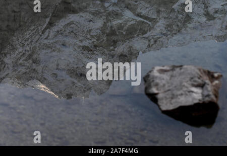 Grainau, Germania. 01 Nov, 2019. La coperta di neve vertice del massiccio dello Zugspitze è riflessa nella Eibsee. Credito: Angelika Warmuth/dpa/Alamy Live News Foto Stock