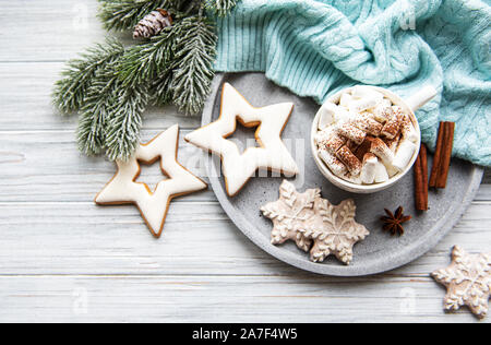 Albero di natale di rami di pino con decorazioni e cioccolata calda su un tavolo di legno. Sfondo di vacanza. Vista superiore Foto Stock