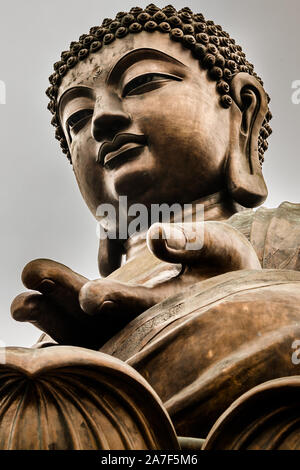 Tian Tan Buddha (chiamato anche il Buddha gigante) al Monastero Po Lin sulla cima di montagna all'Isola di Lantau, Hong Kong Foto Stock