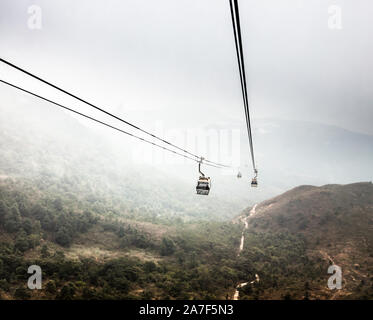 Il Ngong Ping linea tramviaria di andare fino al Monastero di Po Lin e il Buddha gigante in Lantau Island, Hong Kong Foto Stock