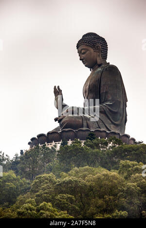 Tian Tan Buddha (chiamato anche il Buddha gigante) al Monastero Po Lin sulla cima di montagna all'Isola di Lantau, Hong Kong Foto Stock