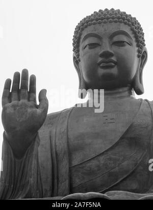 Tian Tan Buddha (chiamato anche il Buddha gigante) al Monastero Po Lin sulla cima di montagna all'Isola di Lantau, Hong Kong Foto Stock