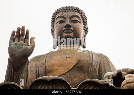 Tian Tan Buddha (chiamato anche il Buddha gigante) al Monastero Po Lin sulla cima di montagna all'Isola di Lantau, Hong Kong Foto Stock