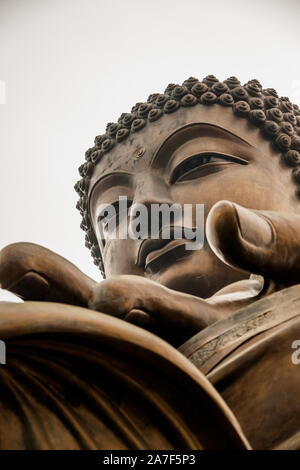 Tian Tan Buddha (chiamato anche il Buddha gigante) al Monastero Po Lin sulla cima di montagna all'Isola di Lantau, Hong Kong Foto Stock