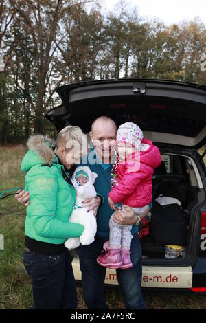 Schlagersängerin Melanie Müller (31) mit Ehemann Mike , Baby Matty und Mia Rose in Petershain beim Foto Stock