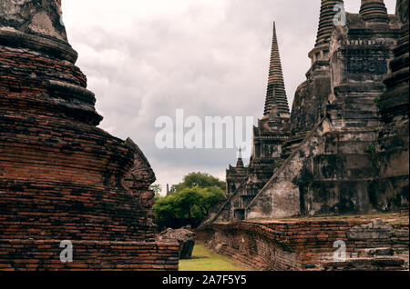 Città storica di Ayutthaya con mattoni rossi e la facciata in pietra di architettura - antichi resti di monasteri buddisti nella città vecchia di Siam - viaggi, la storia e il concetto di Asia Foto Stock