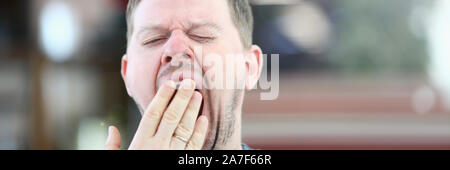 Esaurito assonnato sbadiglia maschio ritratto del viso Foto Stock