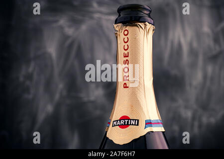 Tambov, Federazione Russa - Settembre 07, 2019 Top di Martini prosecco bottiglia contro lo sfondo nero. Studio shot. Foto Stock