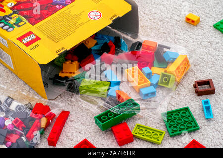 Tambov, Federazione Russa - Settembre 07, 2019 Lego blocchi e mattoni fuoriuscita di scatola di LEGO. Close-up. Foto Stock