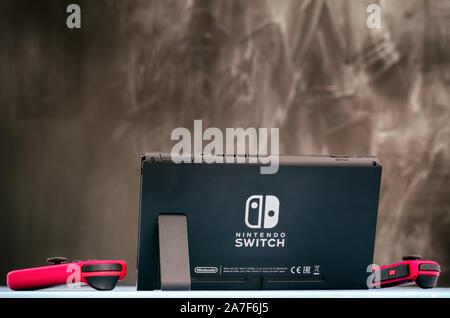 Tambov, Federazione Russa - Settembre 07, 2019 Nintendo switch video della console di gioco sul tavolo su sfondo nero. Foto Stock