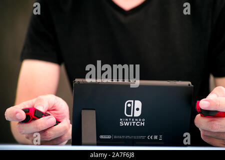 Tambov, Federazione Russa - Settembre 07, 2019 l'uomo gioca Nintendo switch video della console di gioco. Studio shot. Foto Stock