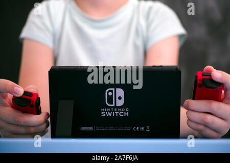 Tambov, Federazione Russa - Settembre 07, 2019 ragazzo giocando Nintendo switch video della console di gioco. Close-up. Foto Stock