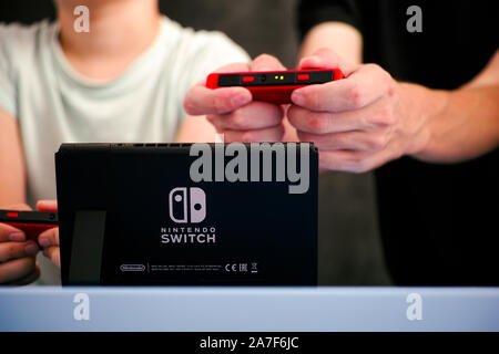 Tambov, Federazione Russa - Settembre 07, 2019 l'uomo e ragazzo giocando Nintendo switch video della console di gioco. Foto Stock