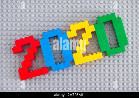 Tambov, Federazione Russa - Settembre 28, 2019 numeri 2020 realizzato da blocchi di Lego Lego su sfondo grigio. Studio shot. Foto Stock