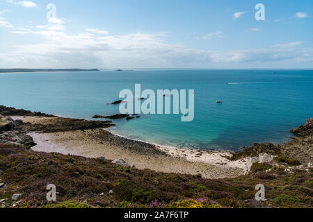 La spiaggia e la baia di lilla heath prato sulla costa selvaggia della Bretagna Foto Stock