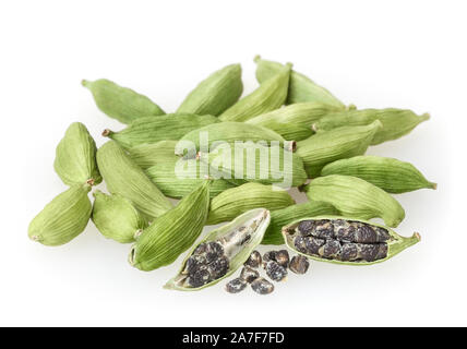 Verde cardamomo cialde isolati su sfondo bianco Foto Stock