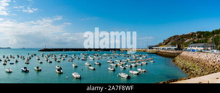 Erquiy, Cotes-d-Armor / Francia - 20 Agosto, 2019: vista panoramica del porto vecchio e porto di Erquy in Bretagna Foto Stock