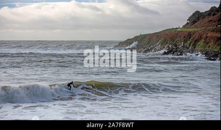 Swansea, Regno Unito. 02Nov, 2019. Un surfista Cavalca le onde a Langland Bay vicino a Swansea questa mattina. Le onde sono stati generati dal maltempo che ha flagellato il Galles del Sud la scorsa notte. Credito: Phil Rees/Alamy Live News Foto Stock