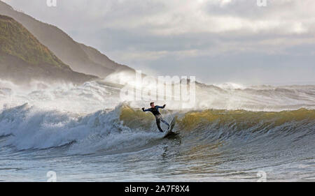 Swansea, Regno Unito. 02Nov, 2019. Un surfista Cavalca le onde a Langland Bay vicino a Swansea questa mattina. Le onde sono stati generati dal maltempo che ha flagellato il Galles del Sud la scorsa notte. Credito: Phil Rees/Alamy Live News Foto Stock