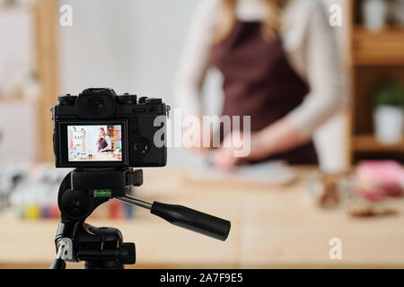 Donna creativa in home fotocamera registrazione creazione di sapone master class per gli abbonati Foto Stock