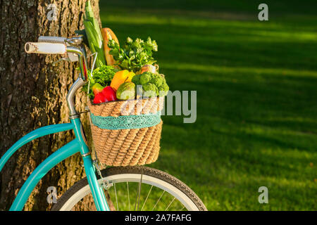 Frutta e verdura in cesto su una bicicletta Foto Stock