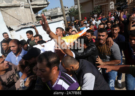 I parenti del palestinese Ahmed Al-Shahri, 27, piangono durante il suo funerale nel sud della striscia di Gaza. Nov 02, 2019. Foto di Abed Rahim Khatib/Alamy Foto Stock