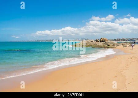 Una vista di Farol de Itapua beach - acque calme e il bellissimo mare turchese - Salvador, Bahia (Brasile) Foto Stock