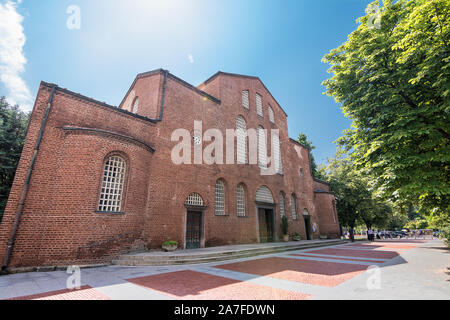 Sofia, Bulgaria - 25 Giugno 2019: la facciata della chiesa di Santa Sofia, uno dei più antichi della capitale Foto Stock