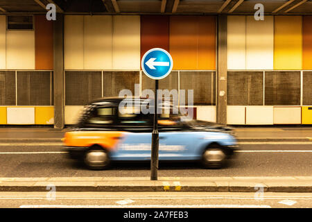 Taxi accelerando lungo il sottopassaggio adiacente al Centro Barbican, Londra UK Foto Stock