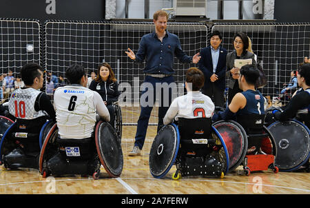 Tokyo, Giappone. 02Nov, 2019.Il principe Harry, S.A.R. il Duca di Sussex parla con para gli atleti durante la carrozzella rugby sessione di formazione presso il Para Arena a Tokyo in Giappone sabato 2 novembre 2019. In un viaggio per il Guerriero giochi in USA nel 2013, S.A.R. il Duca di Sussex ha visto di prima mano come la potenza dello sport può aiutare fisicamente e psicologicamente e socialmente coloro che soffrono di lesioni e malattie. Egli è stato ispirato dalla sua visita e ha creato il 'Invictus Games Fondazione' utilizzare il potere dello sport per ispirare il recupero, sostenere la riabilitazione su 2014. Credito: UPI/Alamy Live News Foto Stock