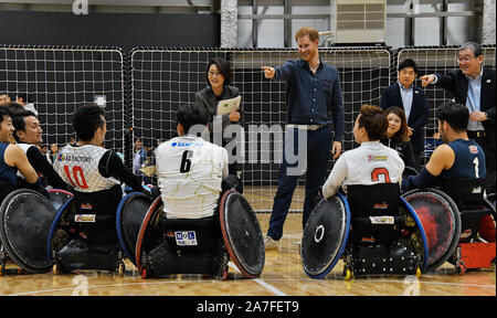 Tokyo, Giappone. 02Nov, 2019.Il principe Harry, S.A.R. il Duca di Sussex parla con para gli atleti durante la carrozzella rugby sessione di formazione presso il Para Arena a Tokyo in Giappone sabato 2 novembre 2019. In un viaggio per il Guerriero giochi in USA nel 2013, S.A.R. il Duca di Sussex ha visto di prima mano come la potenza dello sport può aiutare fisicamente e psicologicamente e socialmente coloro che soffrono di lesioni e malattie. Egli è stato ispirato dalla sua visita e ha creato il 'Invictus Games Fondazione' utilizzare il potere dello sport per ispirare il recupero, sostenere la riabilitazione su 2014. Credito: UPI/Alamy Live News Foto Stock