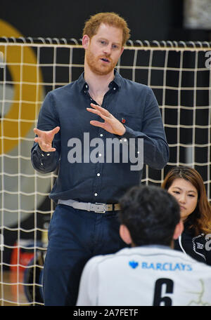 Tokyo, Giappone. 02Nov, 2019.Il principe Harry, S.A.R. il Duca di Sussex parla con para gli atleti durante la carrozzella rugby sessione di formazione presso il Para Arena a Tokyo in Giappone sabato 2 novembre 2019. In un viaggio per il Guerriero giochi in USA nel 2013, S.A.R. il Duca di Sussex ha visto di prima mano come la potenza dello sport può aiutare fisicamente e psicologicamente e socialmente coloro che soffrono di lesioni e malattie. Egli è stato ispirato dalla sua visita e ha creato il 'Invictus Games Fondazione' utilizzare il potere dello sport per ispirare il recupero, sostenere la riabilitazione su 2014. Credito: UPI/Alamy Live News Foto Stock