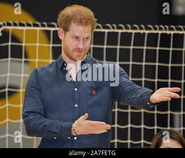 Tokyo, Giappone. 02Nov, 2019.Il principe Harry, S.A.R. il Duca di Sussex parla con para gli atleti durante la carrozzella rugby sessione di formazione presso il Para Arena a Tokyo in Giappone sabato 2 novembre 2019. In un viaggio per il Guerriero giochi in USA nel 2013, S.A.R. il Duca di Sussex ha visto di prima mano come la potenza dello sport può aiutare fisicamente e psicologicamente e socialmente coloro che soffrono di lesioni e malattie. Egli è stato ispirato dalla sua visita e ha creato il 'Invictus Games Fondazione' utilizzare il potere dello sport per ispirare il recupero, sostenere la riabilitazione su 2014. Credito: UPI/Alamy Live News Foto Stock