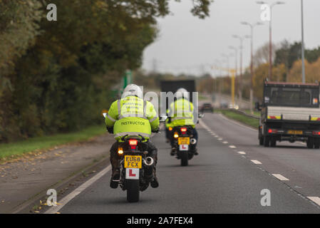 Pass bici moto istruttore a cavallo su una strada dietro studente. Moto Rider insegnamento motociclista su autostrada. Strada principale di istruzione Foto Stock