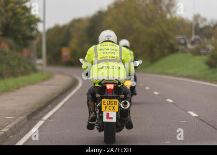 Pass bici moto istruttore a cavallo su una strada dietro studente. Moto Rider insegnamento motociclista su autostrada. Strada principale di istruzione Foto Stock