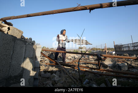 Khan Younis, Gaza. 02Nov, 2019. Un uomo palestinese solleva un metallo danneggiato a seguito di un israeliano airstrike ha lanciato, in Khan Yunis nel sud della striscia di Gaza il 2 novembre 2019. Decine di scioperi colpire l enclave palestinese nelle prime ore di oggi. una fonte di sicurezza a Gaza ha detto. Foto di Ismael Mohamad/UPI. Credito: UPI/Alamy Live News Foto Stock