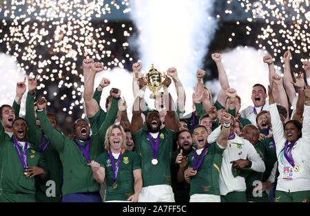 Sud Africa Siya Kolisi solleva il trofeo come il Sud Africa vincere il 2019 Coppa del Mondo di Rugby partita finale a Yokohama Stadium. Foto Stock
