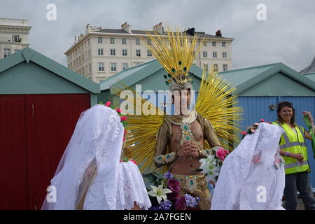 Il Brighton Pride Festival e marzo 2019 su un bel pomeriggio di sole Foto Stock