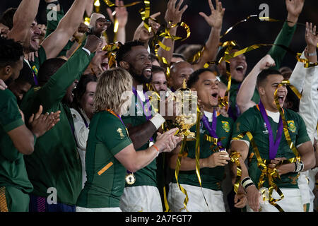 Yokohama, Giappone. 2 Nov 2019. Siya Kolisi (capitano) di Sud Africa festeggia con il suo team e solleva la coppa dopo la finale della Coppa del Mondo di Rugby match tra Inghilterra e Sud Africa presso l'International Stadium Yokohama, Giappone, il 2 novembre 2019. FLORENCIA TAN JUN/ESPA Credito: Lo sport europeo Agenzia fotografica/Alamy Live News Foto Stock