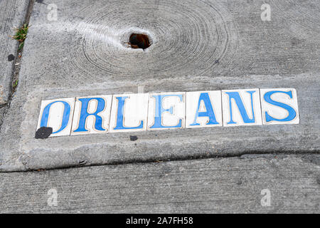 Città vecchia storica Orleans strada segno sul marciapiede marciapiede in New Orleans, Louisiana famoso della città durante il giorno Appartamento vista dall'alto verso il basso Foto Stock