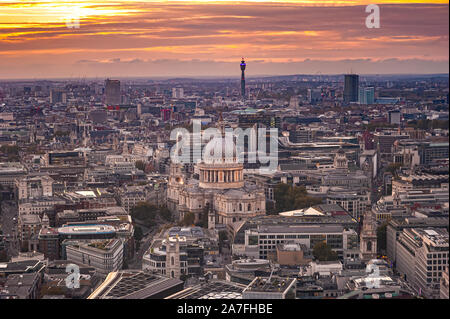 Vista dal cielo terrazze giardino sapere come walkie talkie edificio a densamente edificata a Londra con la Cattedrale di San Paolo. Foto Stock