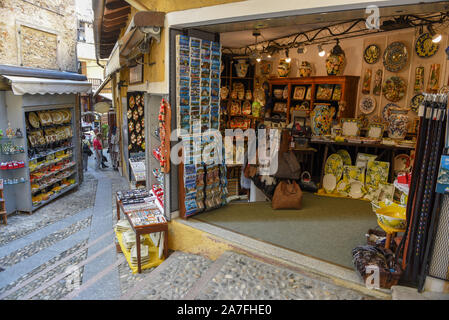 Isola Bella, Italia - 26 Settembre 2019: la gente camminare davanti a un negozio di souvenir a Isola Bella sul lago Maggiore in Italia Foto Stock