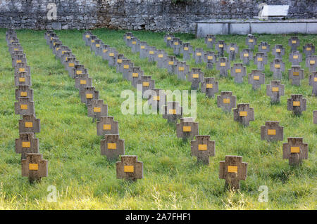 Righe di a forma di croce lapidi presso l'impero austro-ungarico il cimitero militare di Prosecco-Prosek, sul Carso accanto a Trieste Foto Stock