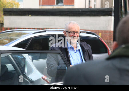 Swindon, Regno Unito. 02 Nov 2019. Leader laburista Jeremy Corbyn arriva all'indirizzo residenti di Swindon come parte del lavoro cerimonie campagna elettorale. Credit:Daniel Crawford/Alamy Live News Foto Stock