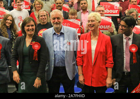 Swindon, Regno Unito. 02 Nov 2019. Leader laburista Jeremy Corbyn pone per fotografie con i residenti di Swindon come parte del lavoro cerimonie campagna elettorale. Credit:Daniel Crawford/Alamy Live News Foto Stock