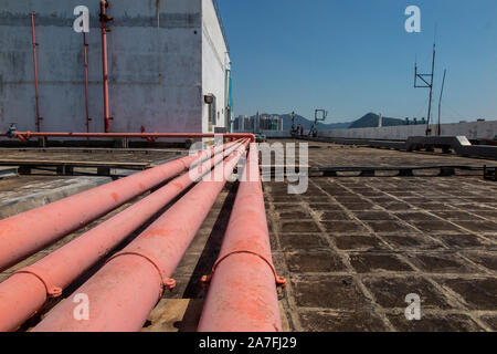 Tubi su un tetto con blocco uffici a Hong Kong Foto Stock